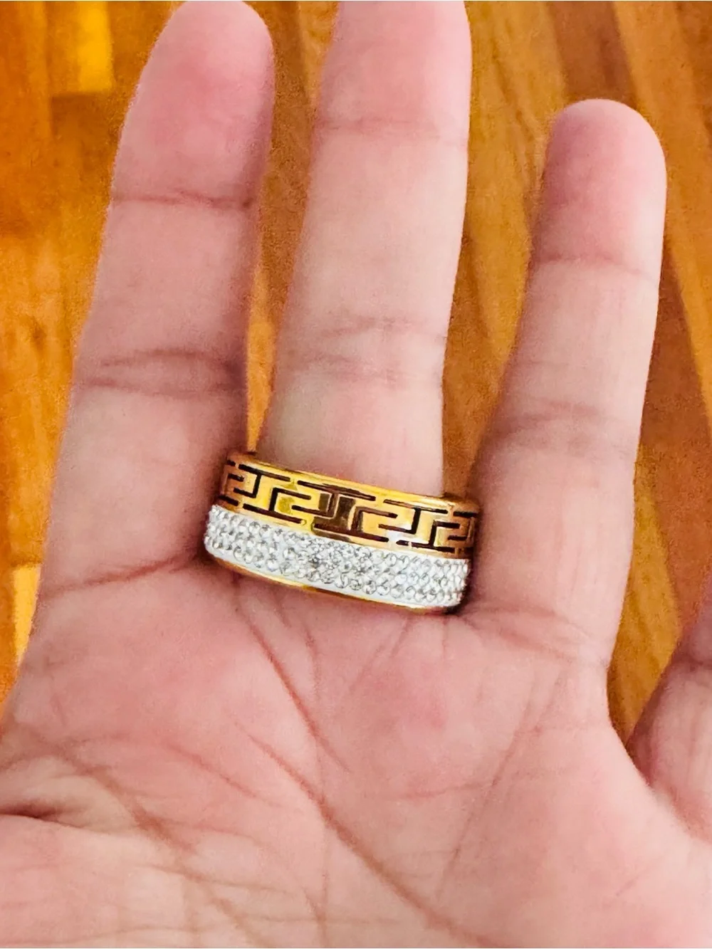 Stainless Steels Gold and Clear Crystal men’s Fashion Ring. New